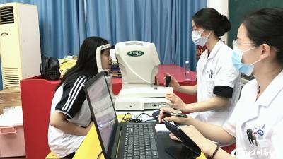 【实验高中】组织学生开展视力检测