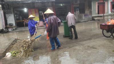 【垌塚】64名环卫工人风雨中坚守