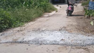 【里潭】修补破损路面 群众出行不被“坑”