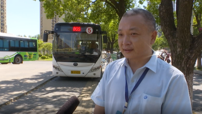 【视频】老人街头摔倒扶不扶？这位公交车司机给出了答案