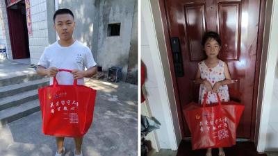 【沉湖】心系家乡 乡贤为留守儿童捐赠文体用品