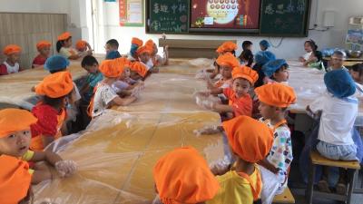 “饼”承中秋 稚手“守”味致师恩