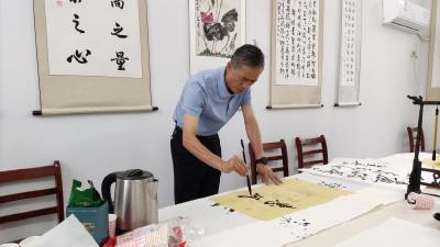 退休不退志 老干部挥毫泼墨颂党恩