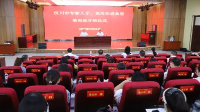 推进“专家人才 党员先进典型服务月”活动走深走实