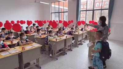 【仙女山三小】新生入学仪式感满满 过启智门 点朱砂 奖励气球 