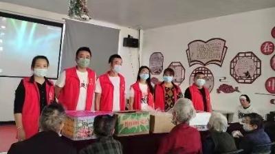 养老院里来了一群陌生人