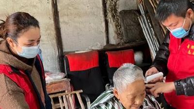 志愿者上门 解决老人“头等大事”