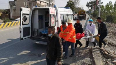 公路巡查路遇车祸 他们紧急救助