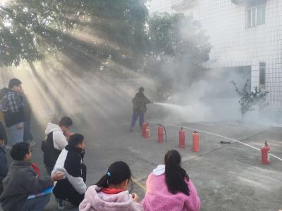 回龙镇王垸小学组织开展消防安全演练