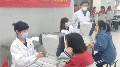 市人民医院为3200名学生筛查视力