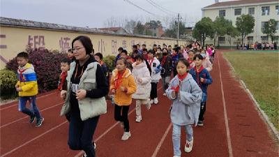 回龙镇中心小学开展阳光体育冬季长跑活动