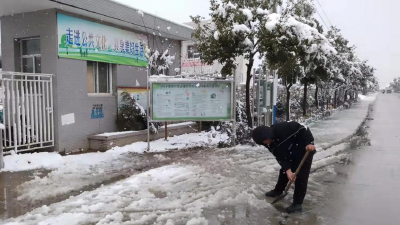 马鞍：志愿除雪 共同缔造安全出行环境