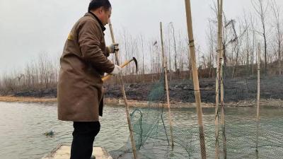 新堰镇：清理“绝户网” 严厉打击非法捕捞行为