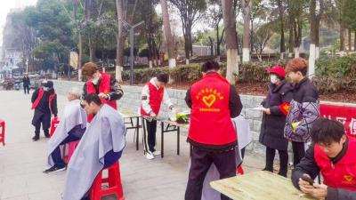 朝阳盛开，火猴山青年志愿者在行动