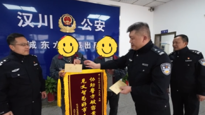 他驾驶“麻木”冲进派出所，民警还给他送锦旗……
