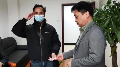 学雷锋献爱心 帮助下岗职工纾困解难