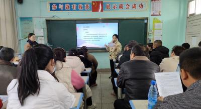 回龙镇中心小学召开六年级毕业班家长会
