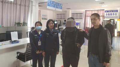 网逃男子窗口办证 民警机智周旋将人“留下”