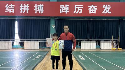祝贺！汉川市羽毛球小将徐佳欣省级比赛摘银