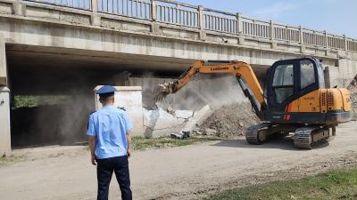 桥下违建存隐患，多部门联动依法拆除