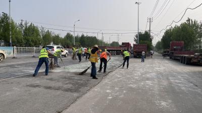 20吨玻璃碎片倾倒路面，公路人紧急清理