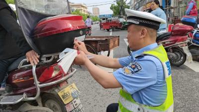 让车尾“亮起来” 安全号角“响起来”