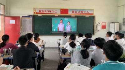 这所中学的班会有点不寻常