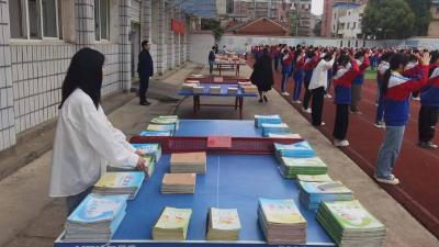 火猴山小学开展“学生优秀作业展评活动