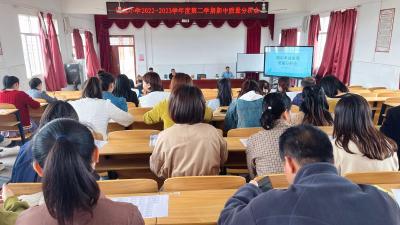 华严场直小学召开期中质量分析会