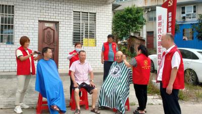 社区请来“托尼老师” 解决留守老人“头等大事” 