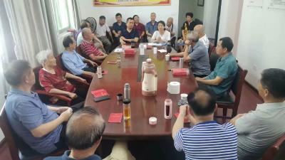 看民政局老党员“迎七一”