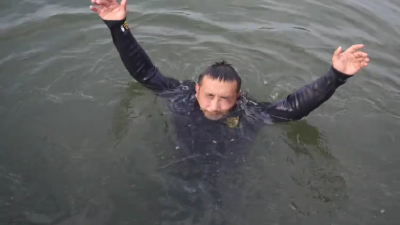 防溺水自救方法