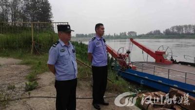 游泳？捕捞？警察蹲水边呢！