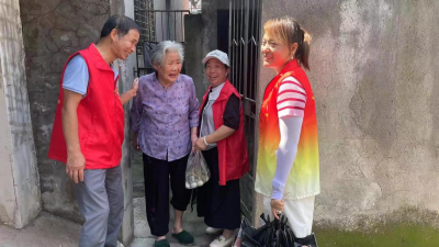 “爱心粽”情暖空巢老人
