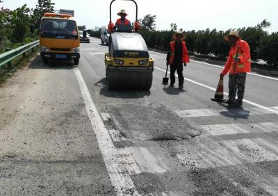 公路人不惧“烤验”保畅通