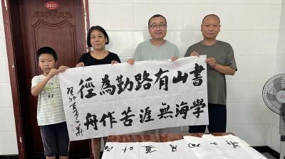 汉川籍书法家返乡赠墨宝