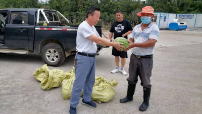 炎炎夏日 为环卫者送去一份“清凉”