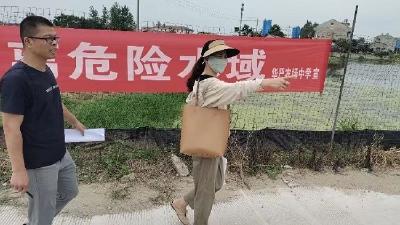 想下河游泳？老师“盯”着呢！
