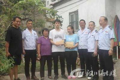 有困难不要紧，我们帮你把俩娃都供上大学
