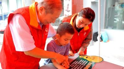 “银发先锋”宣讲安全用电进社区