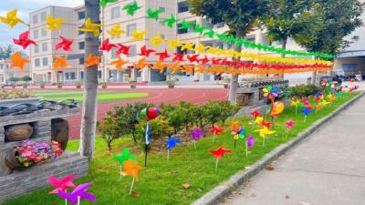 新学期、新环境，老师巧手扮靓校园