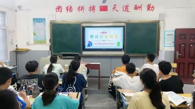 垌塚中学560多名学生对“他”宣誓