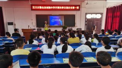 交通安全第一课 “神兽”安全有保障