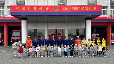 走，跟萌娃们去消防队“游玩”！