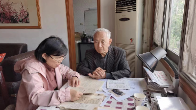 汉川：耄耋老人将见证一生的“宝贝”移交市档案馆
