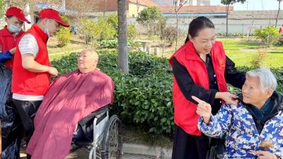 年轻人，87岁的艾婆婆谢谢你们 