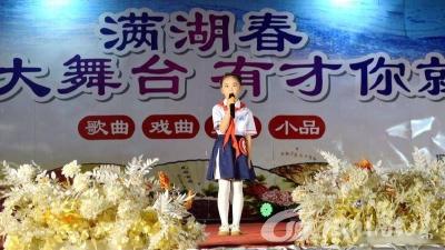 唱红歌比赛中 来了一位小朋友......