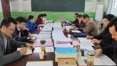 回龙中心初中开展期中常规教学暨“双新”推进工作督查