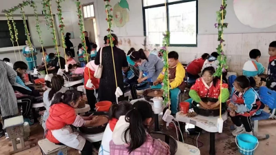 陶艺进课堂 因“泥”而精彩