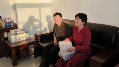 电影《黄鹤楼之盐道迷局》编剧张驰鹏向汉川市档案馆捐赠档案资料